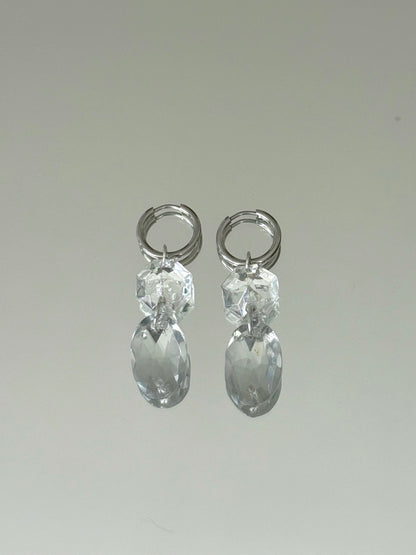 Boucles d’oreilles upcyclées en verre de lustre vintage gris fumé, Maison Clémy.