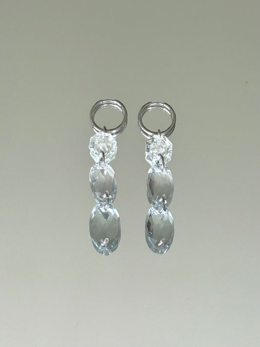 Boucles d’oreilles upcyclées en pampilles de verre de lustre vintage sur créoles acier, Maison Clémy.