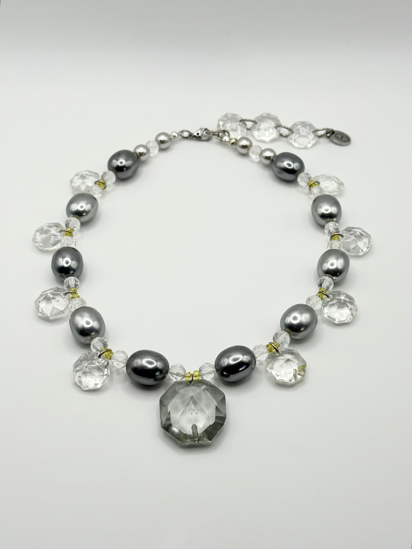 Collier upcyclé ras de cou en perles nacrées vintage et verre de lustre, Maison Clémy.