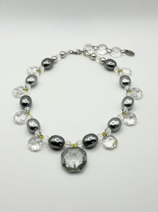 Collier upcyclé ras de cou en perles nacrées vintage et verre de lustre, Maison Clémy.