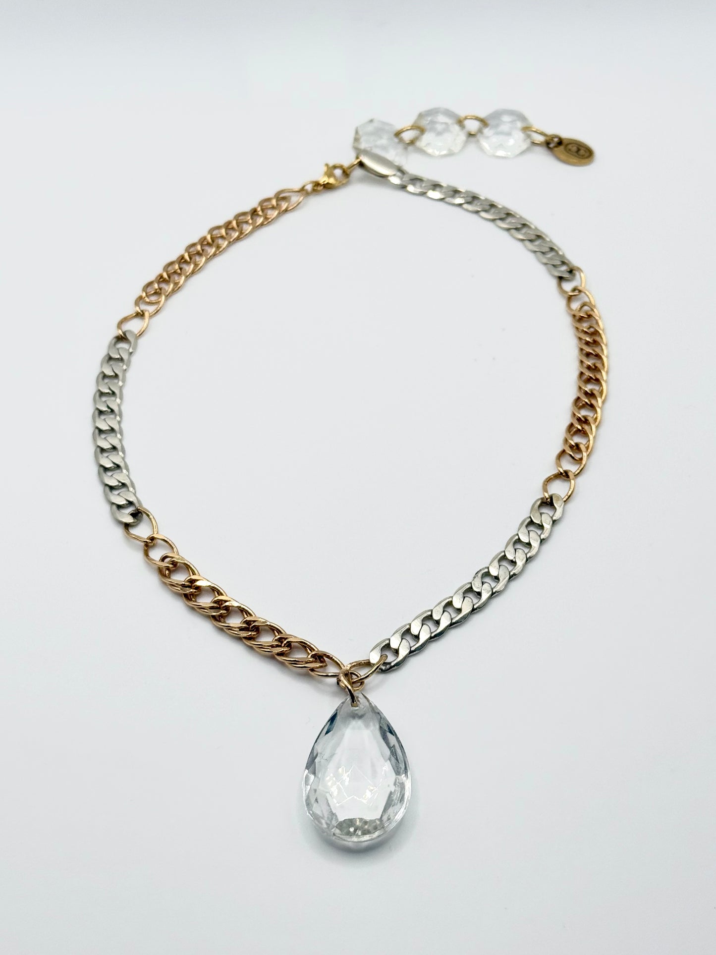 Collier upcyclé géométrique en verre de lustre vintage et chaînes dorée et argentée, Maison Clémy.