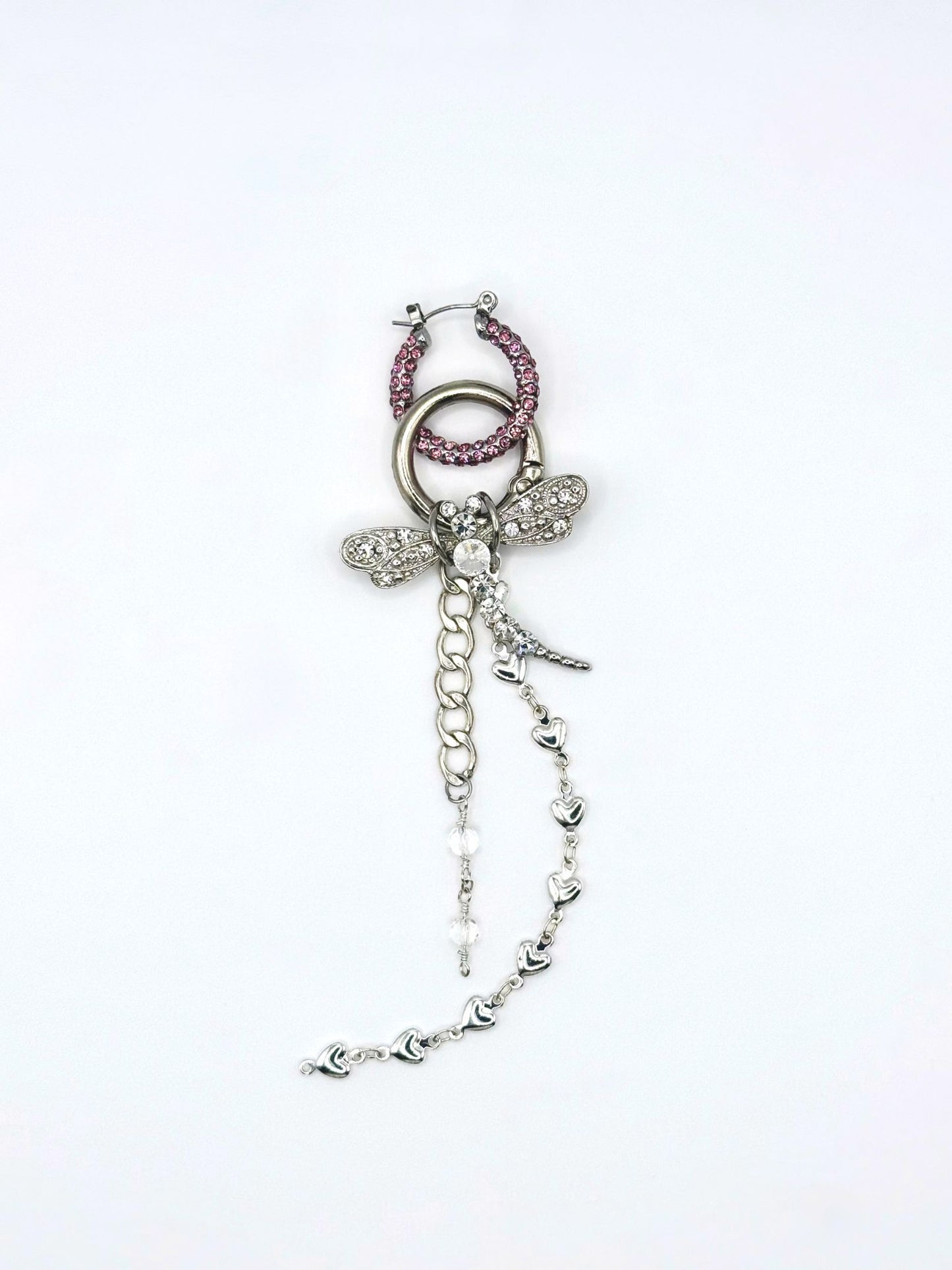 Monoboucle Dragonfly Maison Clémy, boucle d’oreille upcyclée en plaqué argent avec libellule vintage à strass, chaînes pendantes et détails argentés.