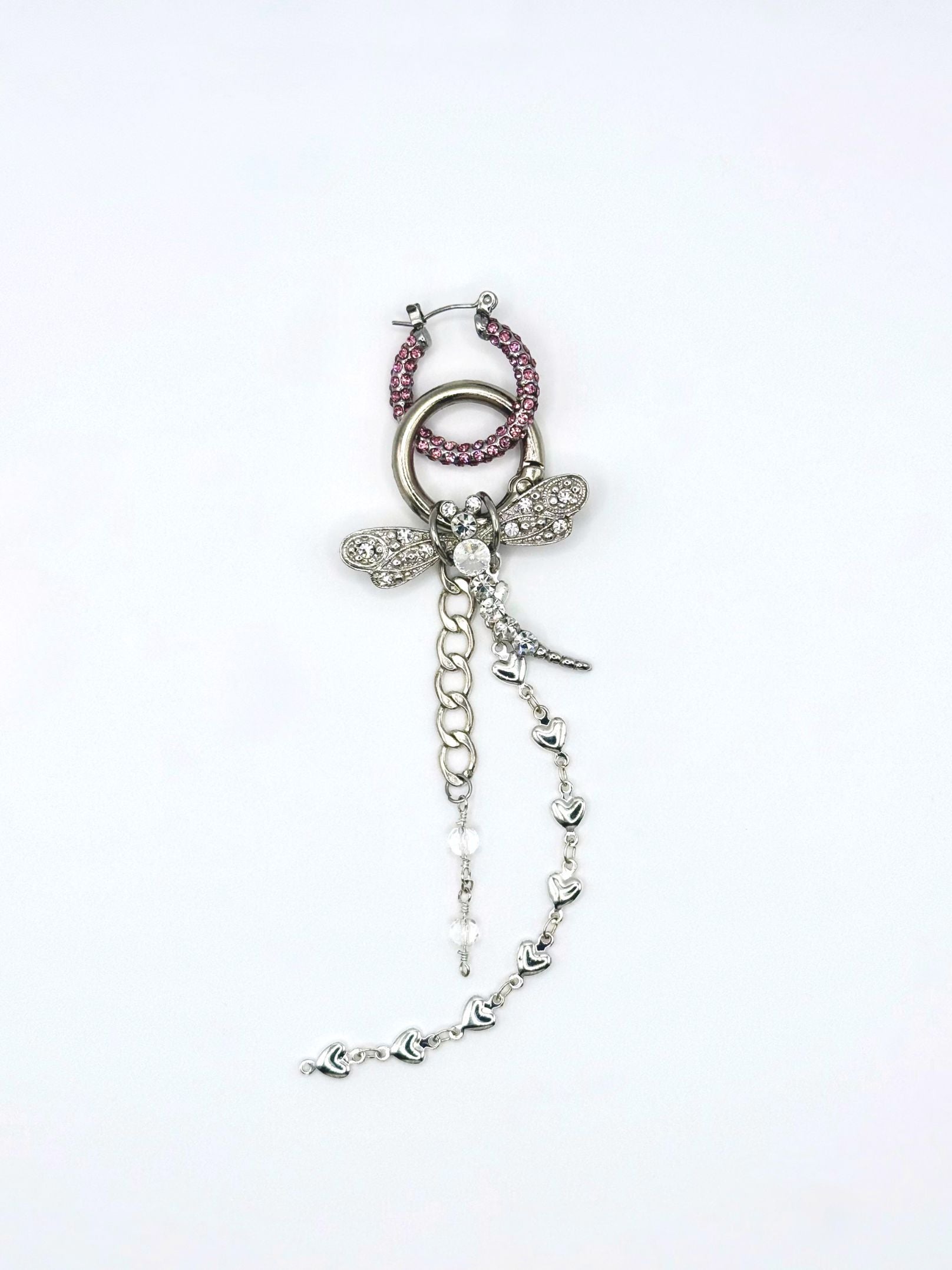 Monoboucle Dragonfly Maison Clémy, boucle d’oreille upcyclée en plaqué argent avec libellule vintage à strass, chaînes pendantes et détails argentés.
