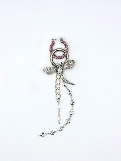 Monoboucle Dragonfly Maison Clémy, boucle d’oreille upcyclée en plaqué argent avec libellule vintage à strass, chaînes pendantes et détails argentés.