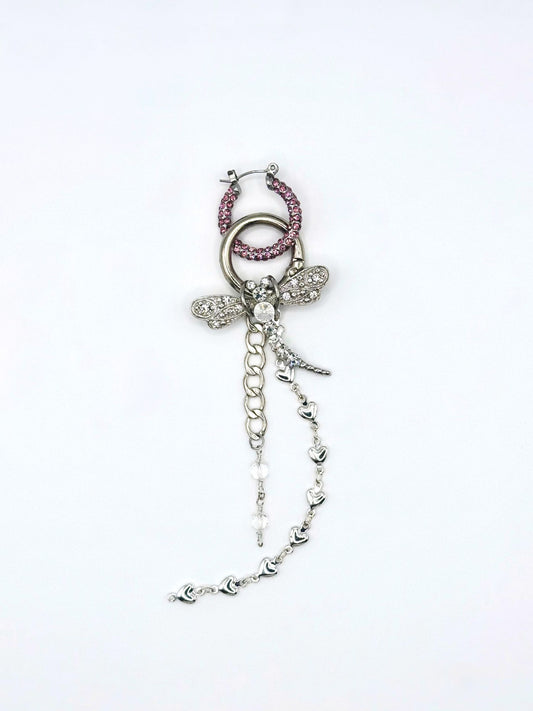Monoboucle Dragonfly Maison Clémy, boucle d’oreille upcyclée en plaqué argent avec libellule vintage à strass, chaînes pendantes et détails argentés.