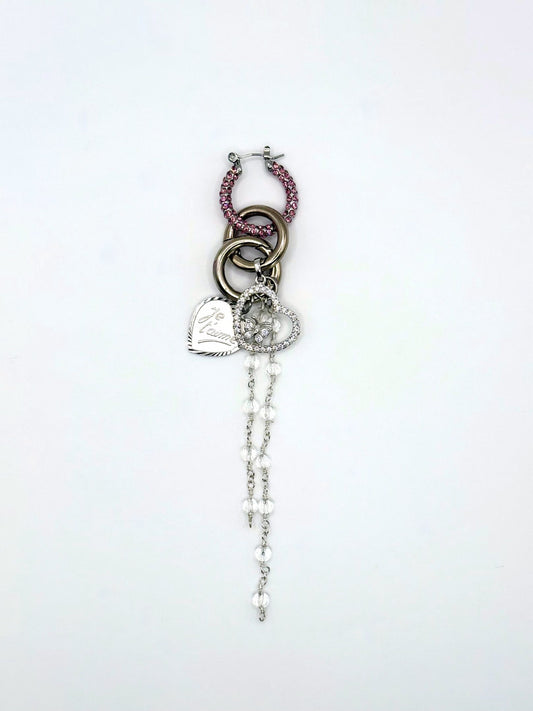Monoboucle Je t’aime Maison Clémy, boucle d’oreille upcyclée argentée avec pendentif cœur papillon vintage, inscription “Je t’aime” et perles translucides.
