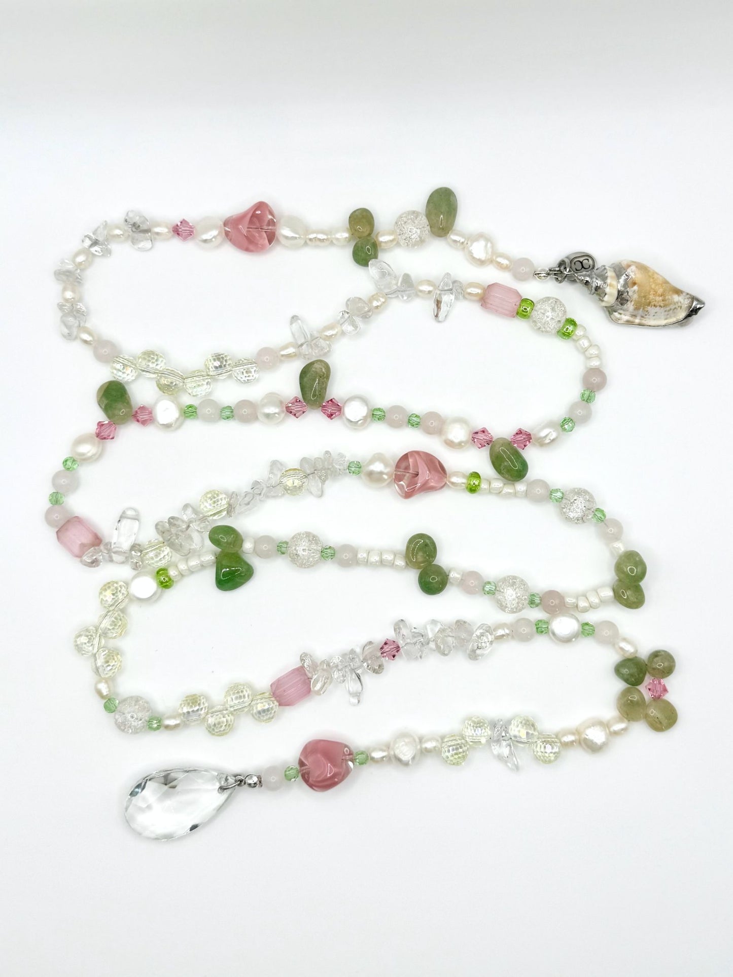 Sautoir Eden Maison Clémy, bijou upcyclé long composé de perles de verre, quartz rose, agate verte, cristal de roche, perles de culture et pampille de lustre vintage.