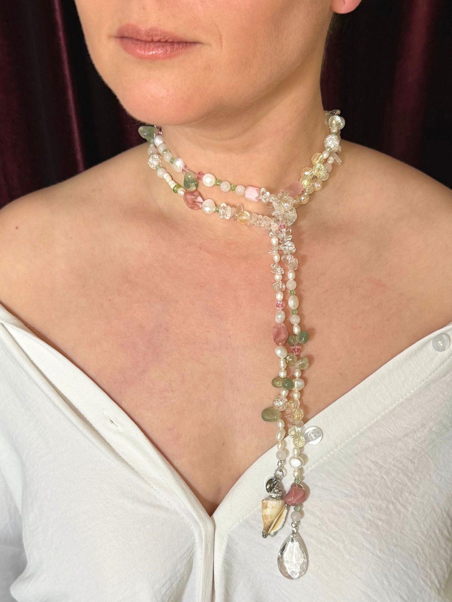 Sautoir Eden Maison Clémy, bijou upcyclé long composé de perles de verre, quartz rose, agate verte, cristal de roche, perles de culture et pampille de lustre vintage.