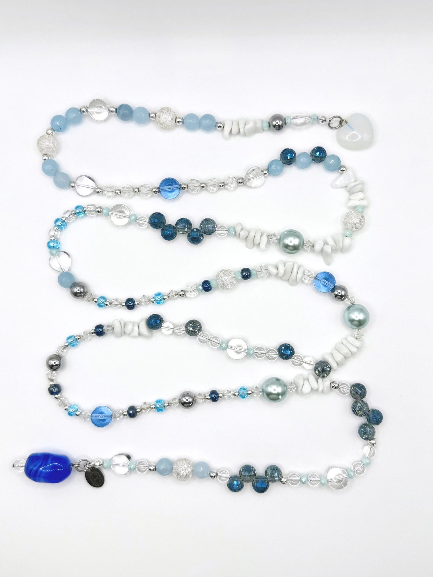 Sautoir Fairy Waterfall Maison Clémy, bijou upcyclé long composé de quartz bleu, opaline, agate blanche, verre soufflé, hématite et pendentifs vintage translucides.