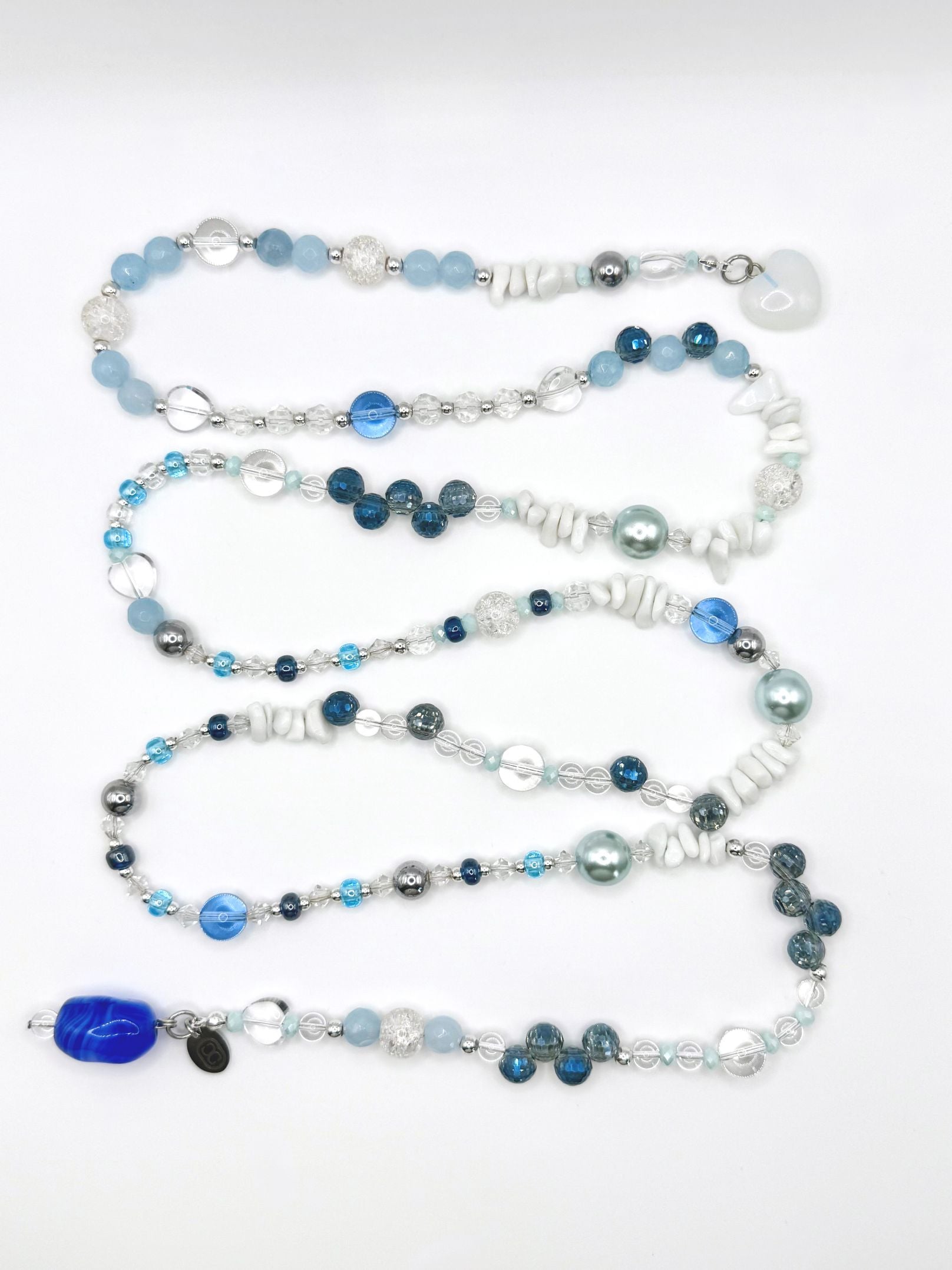 Sautoir Fairy Waterfall Maison Clémy, bijou upcyclé long composé de quartz bleu, opaline, agate blanche, verre soufflé, hématite et pendentifs vintage translucides.