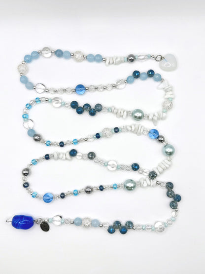 Sautoir Fairy Waterfall Maison Clémy, bijou upcyclé long composé de quartz bleu, opaline, agate blanche, verre soufflé, hématite et pendentifs vintage translucides.