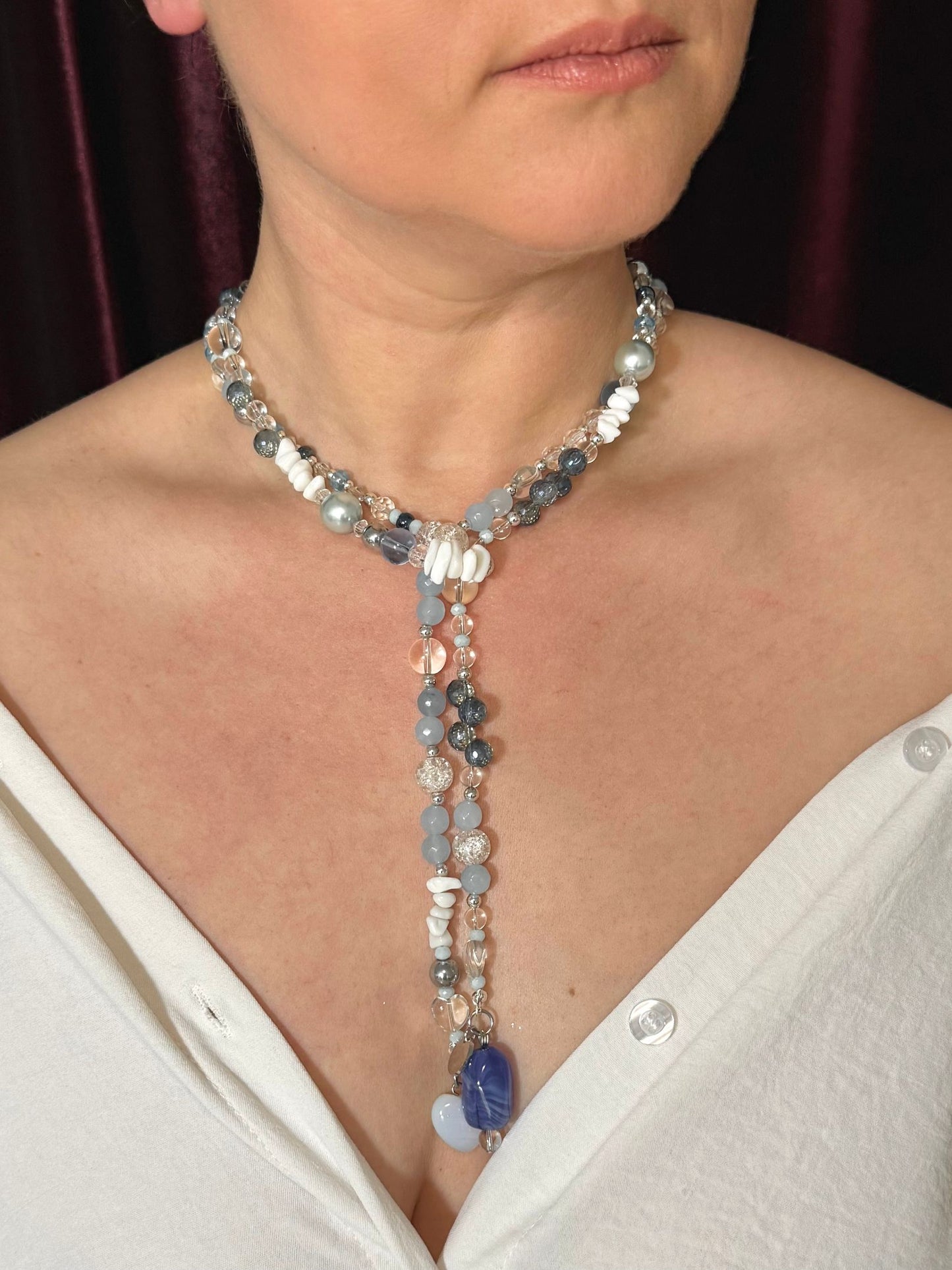 Sautoir Fairy Waterfall Maison Clémy, bijou upcyclé long composé de quartz bleu, opaline, agate blanche, verre soufflé, hématite et pendentifs vintage translucides.