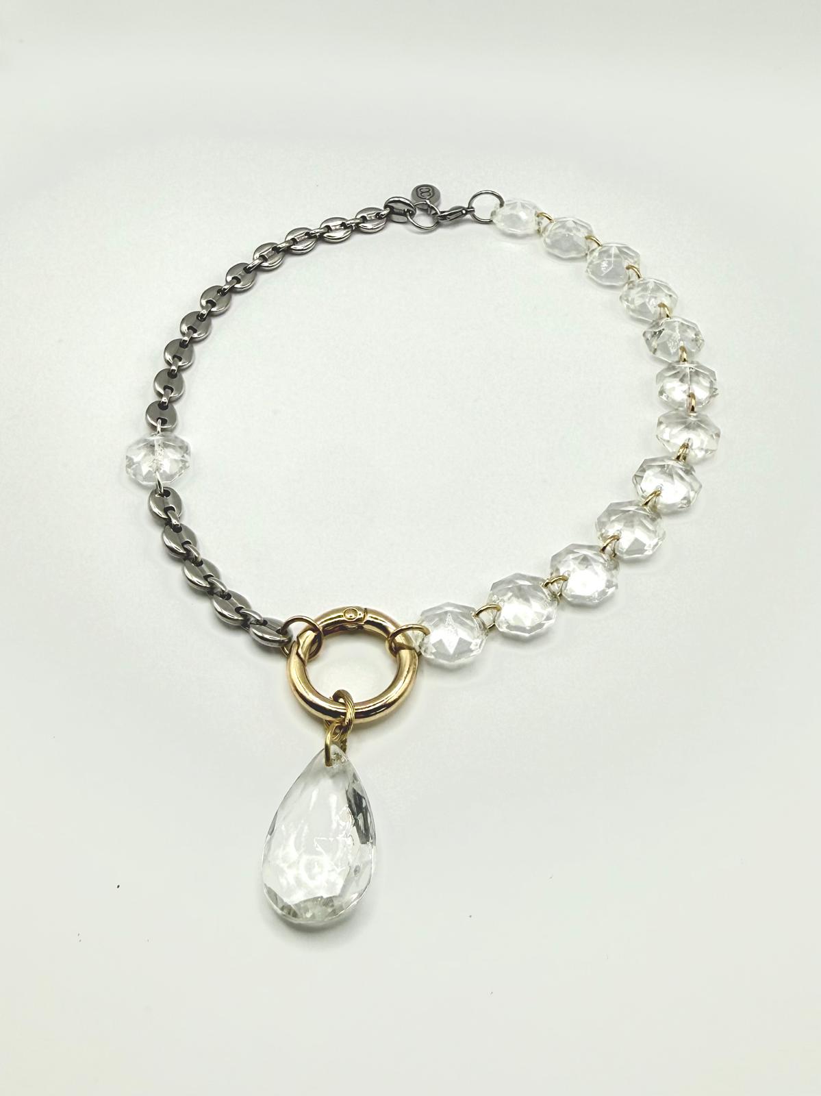 Collier upcyclé en verre de lustre vintage et chaîne grain de café chrome, création Maison Clémy.