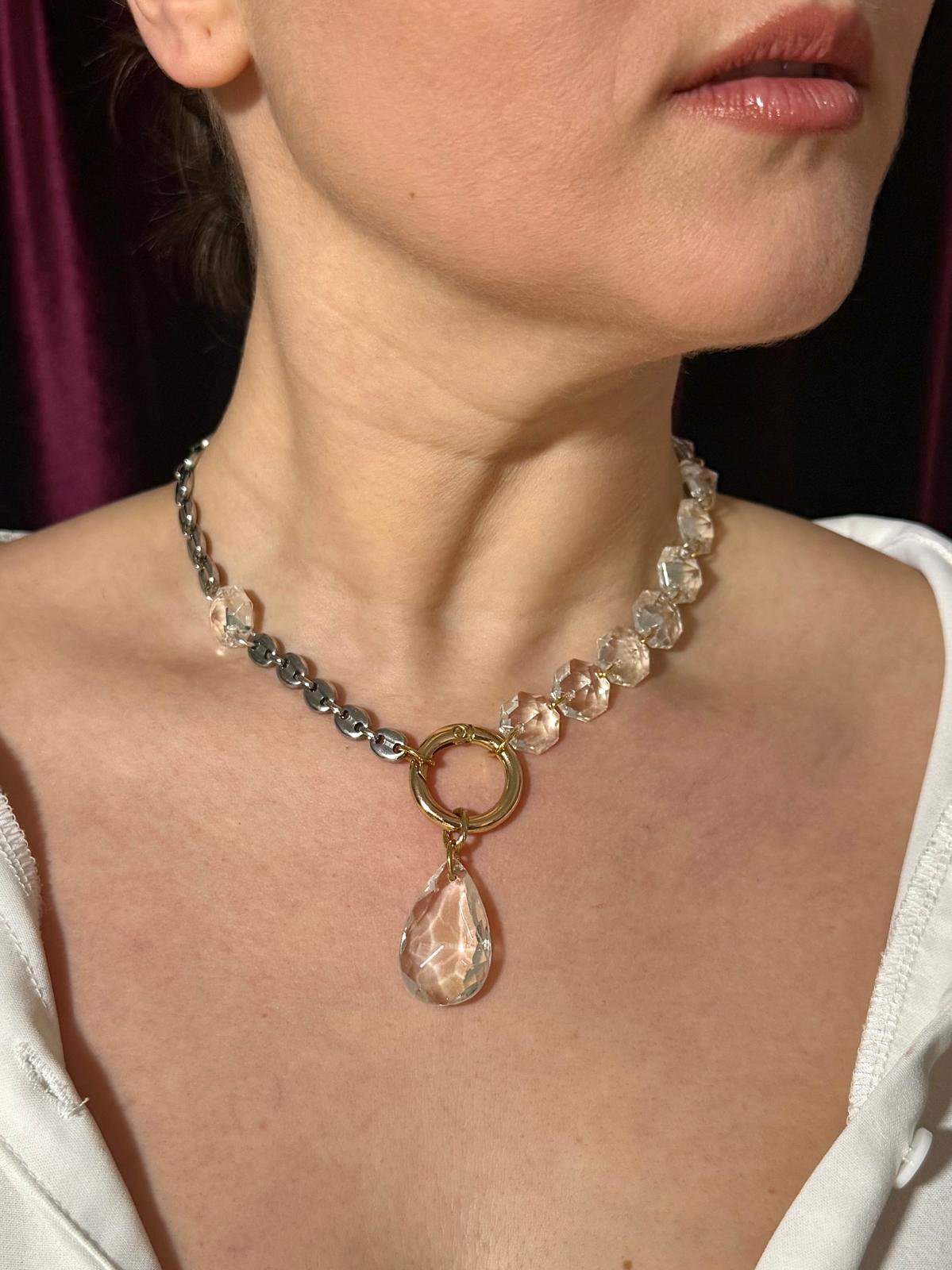 Collier upcyclé en verre de lustre vintage et chaîne grain de café chrome, création Maison Clémy.