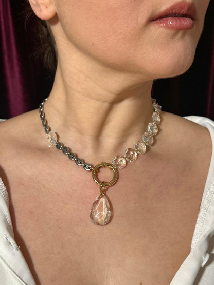 Collier upcyclé en verre de lustre vintage et chaîne grain de café chrome, création Maison Clémy.