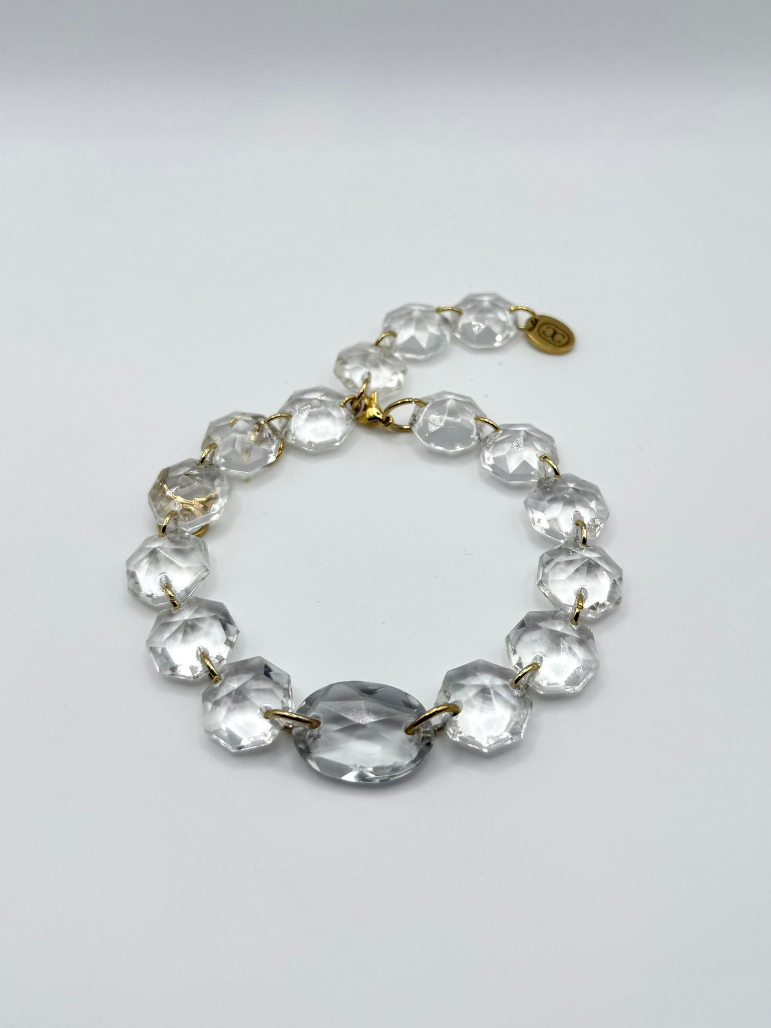 Bracelet upcyclé en verre de lustre vintage avec pampille centrale gris fumé, Maison Clémy.