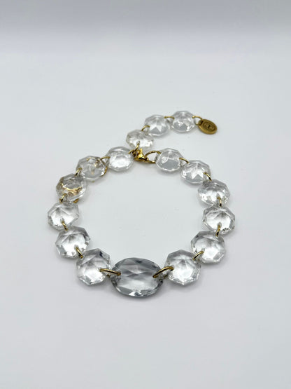 Bracelet upcyclé en verre de lustre vintage avec pampille centrale gris fumé, Maison Clémy.