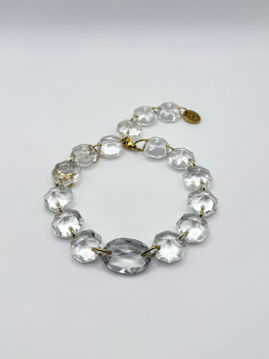 Bracelet upcyclé en verre de lustre vintage avec pampille centrale gris fumé, Maison Clémy.